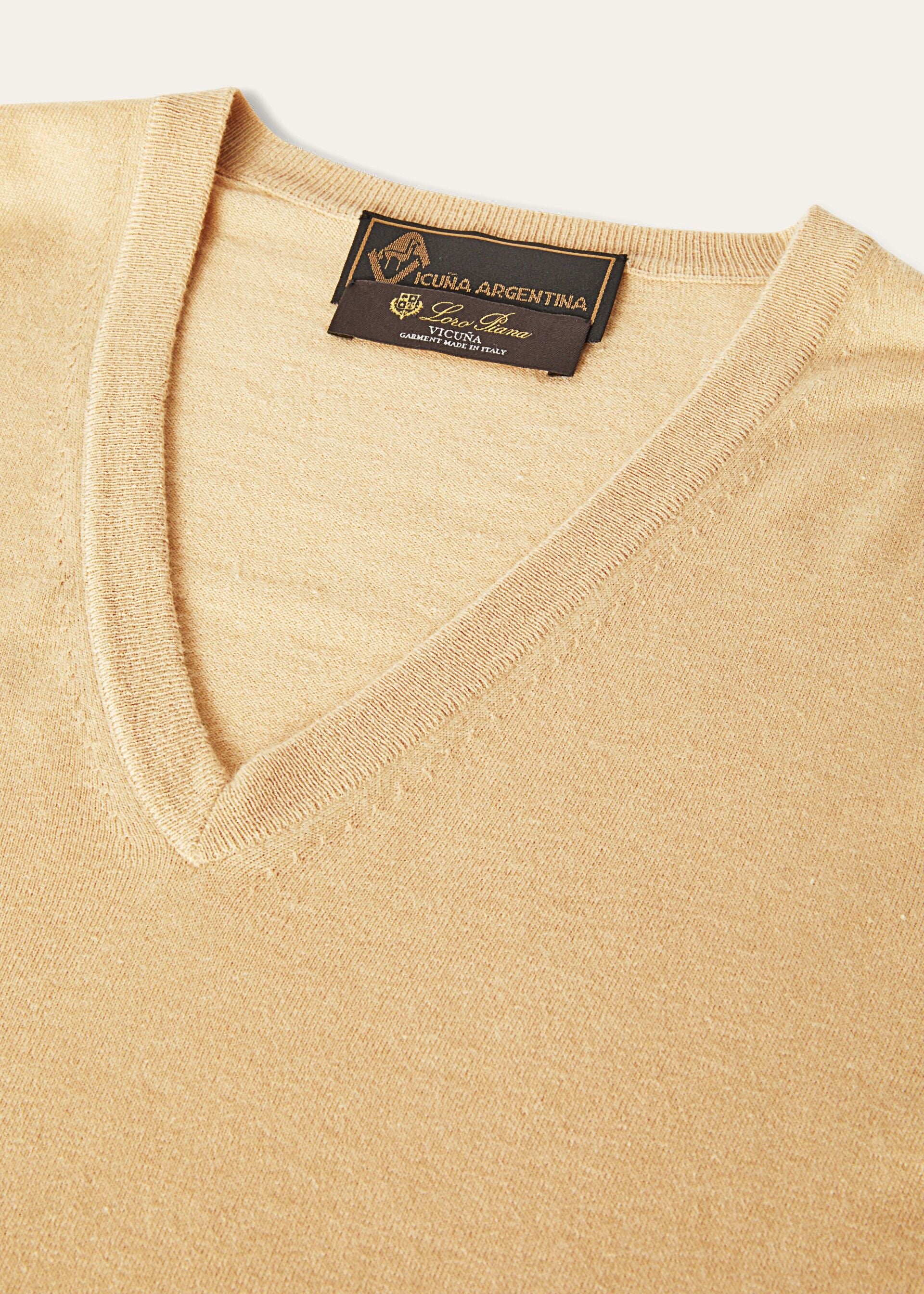 V-Neck - Natural Light Vicuna