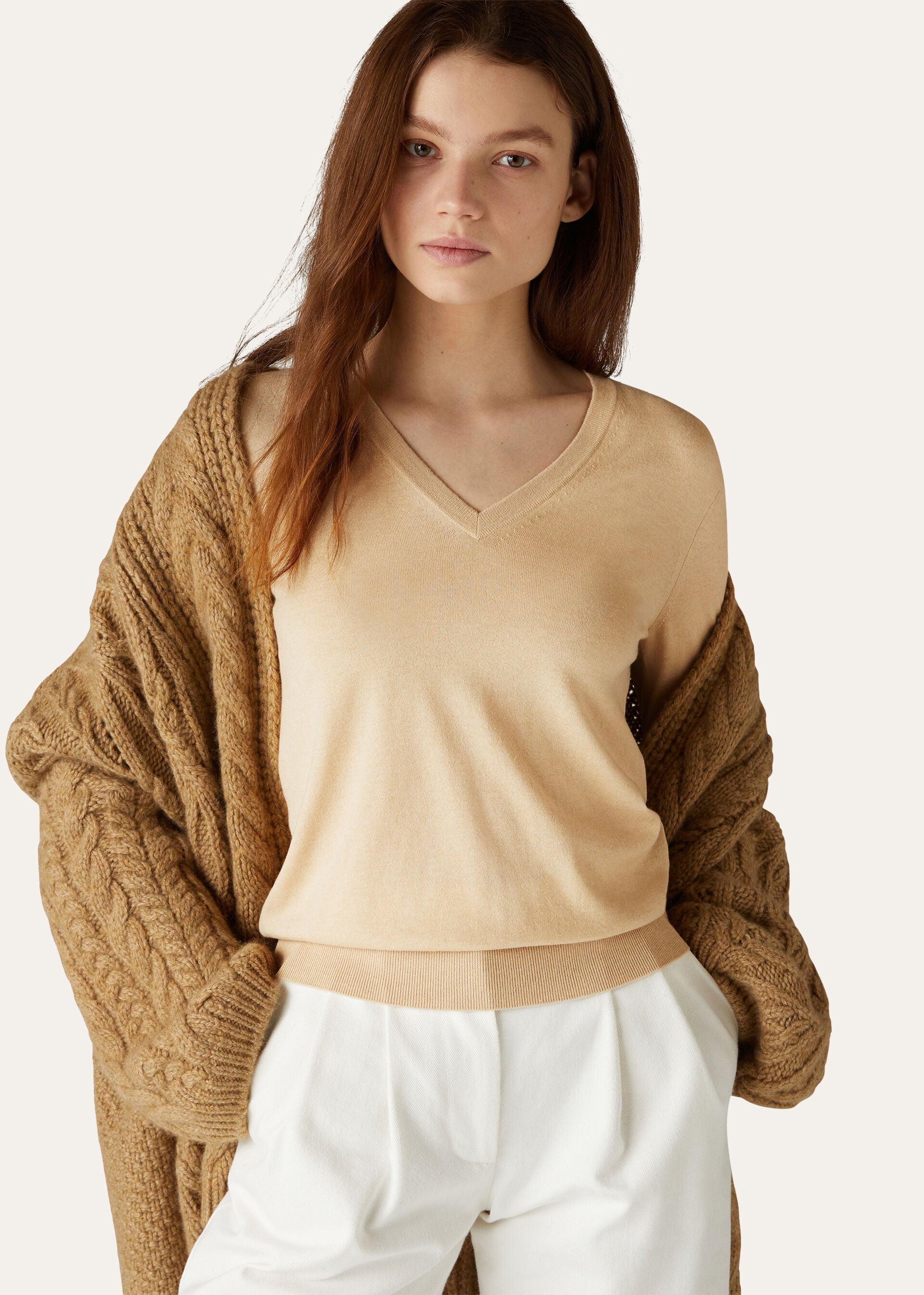 V-Neck - Natural Light Vicuna