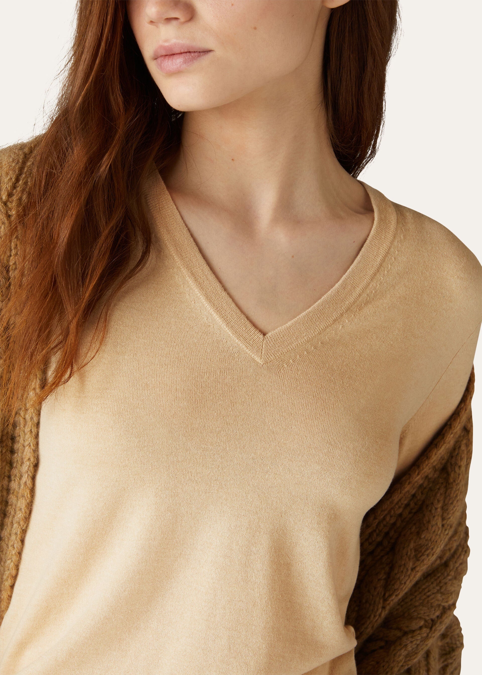 V-Neck - Natural Light Vicuna
