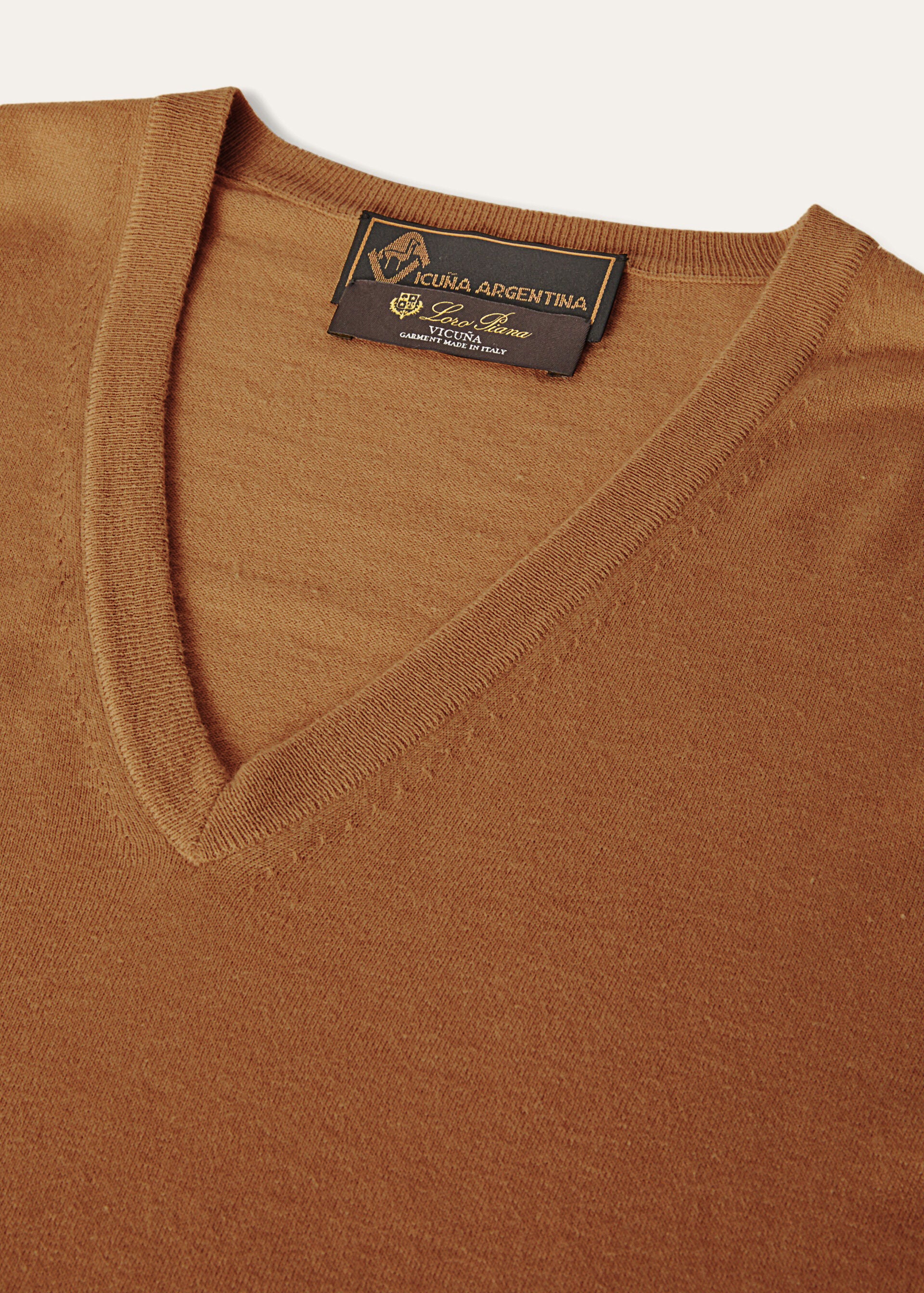 V-Neck - Natural Dark Vicuna